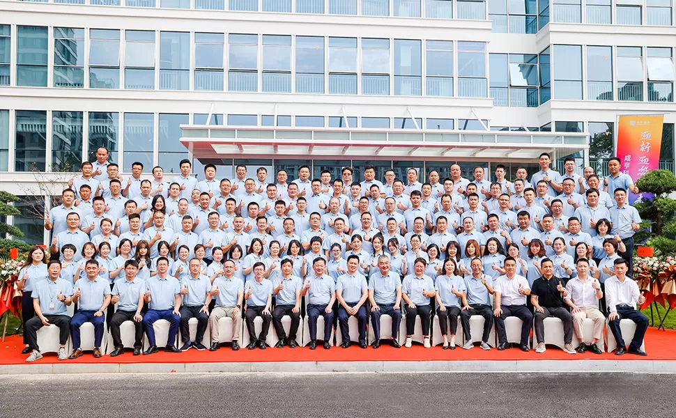 الفريق الأساسي